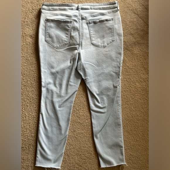 New condition woman’s old navy jeans - 2 pairs (18) - Picture 4 of 8